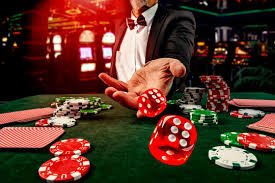 Studio live-dealer dengan host profesional di depan meja baccarat