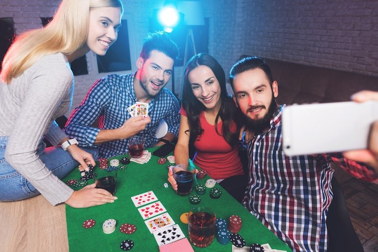 Tampilan studio roulette langsung Microgaming dengan dealer dan pemain di meja dora88